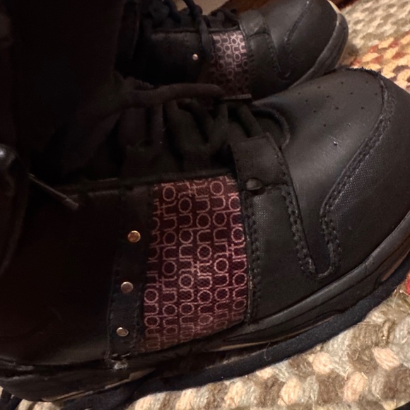 The Burton Sapphite snowboard size 6 boots. Black with purple accents. Durable a - Picture 11 of 14